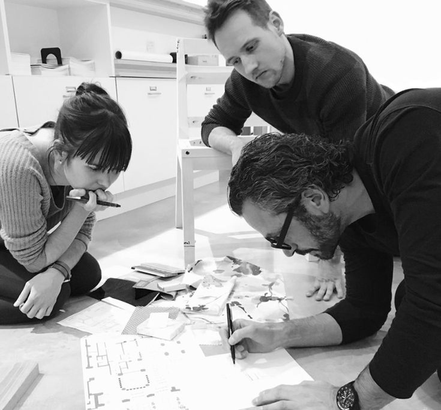 KLA Team bei der gemeinsamen Arbeit an Plänen